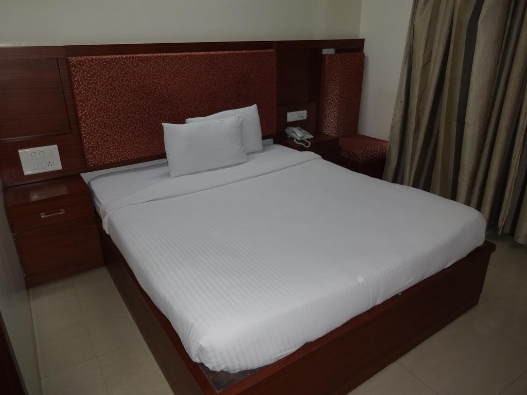 La Hospin Hotel Rājahmundry Zimmer foto